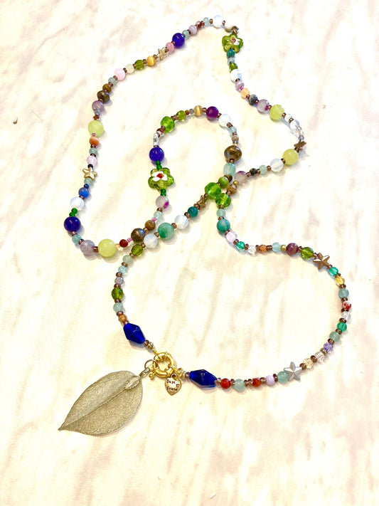 36. Collar lariat cristal y resina