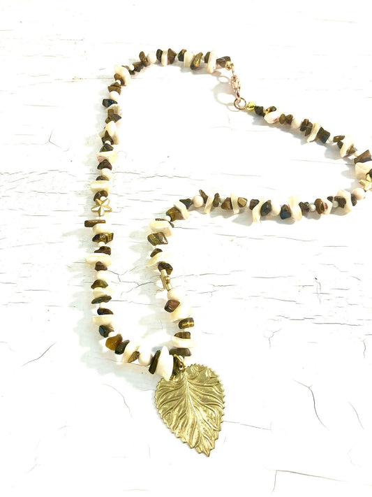 34. Collar lariat en nácar y ojo de tigre