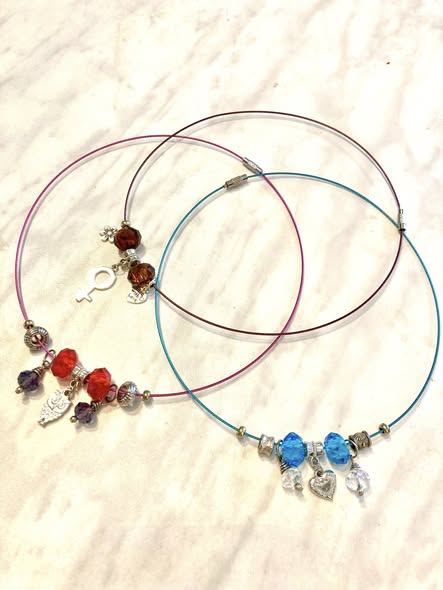 33. Gargantillas choker cristal y dijes