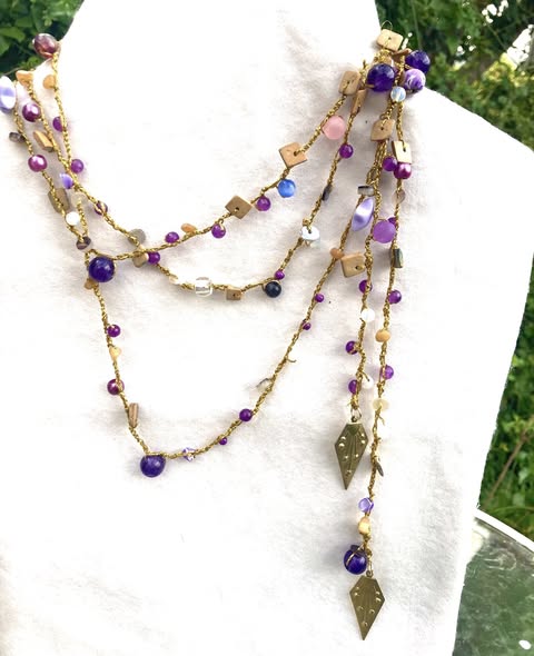 7. Collar mil vueltas tonos violeta