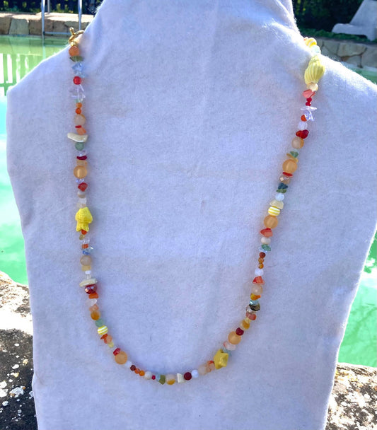 2. Collar Lariat cuentas naranja estrellas y caracola